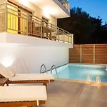 Nikolas Villa Nikiana