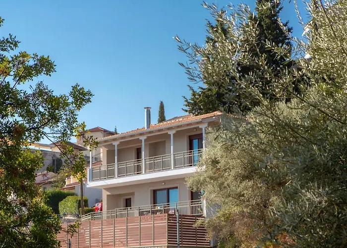 Nikolas Villa